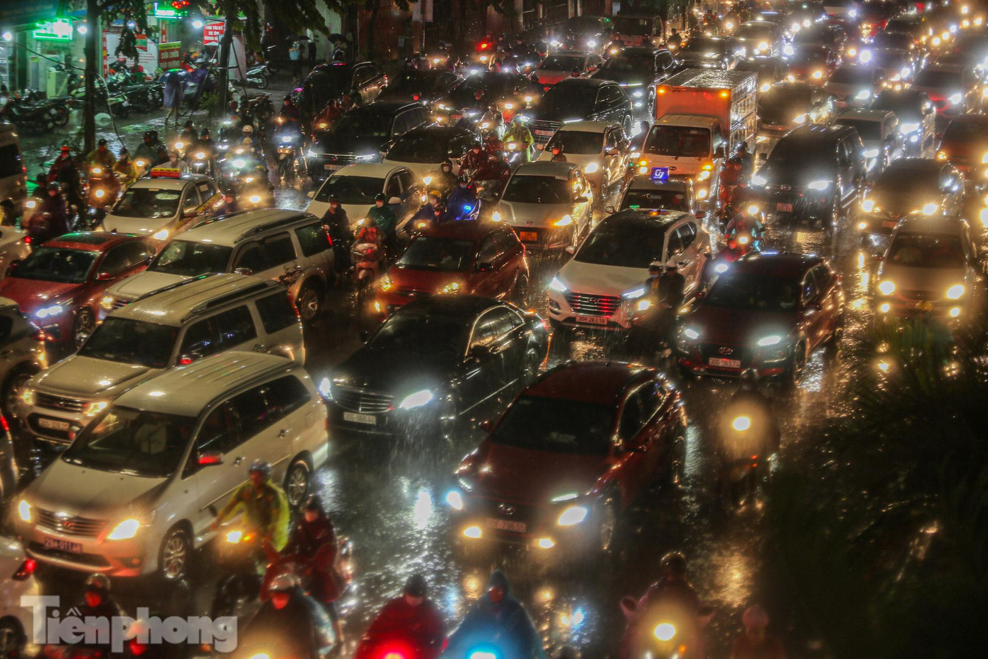 Ùn tắc kéo dài hàng giờ dưới cơn mưa lớn.