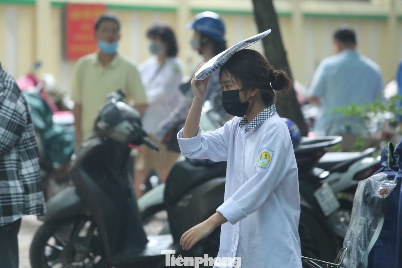 Cơn mưa tầm tã trước giờ tập trung khiến các sĩ tử Thủ đô gặp nhiều khó khăn. Cơn mưa tầm tã trước giờ tập trung khiến các sĩ tử Thủ đô gặp nhiều khó khăn.