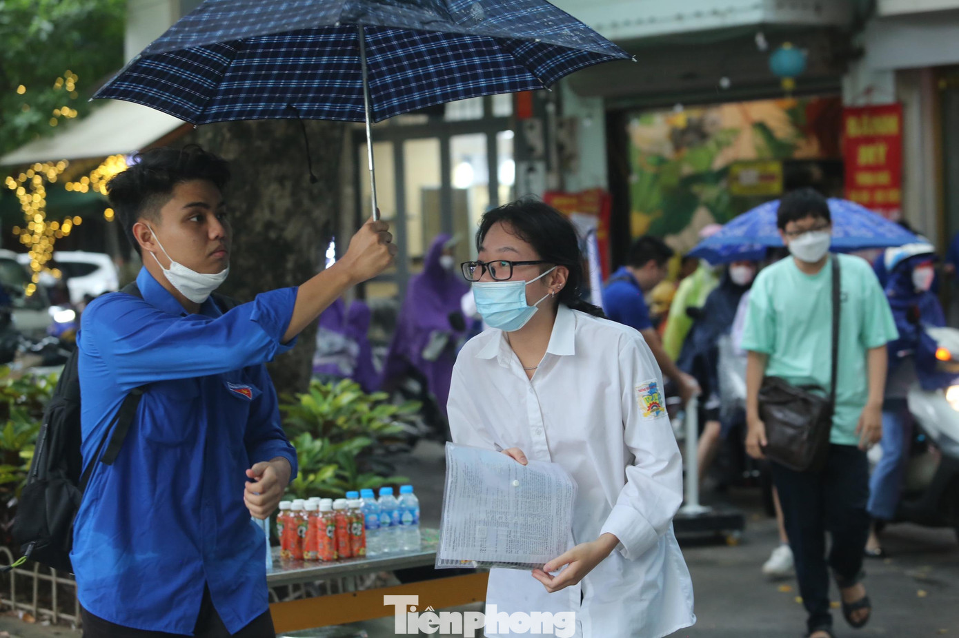 Ghi nhận tại điểm trường THPT Phan Huy Chú (Đống Đa, Hà Nội), hàng chục tình nguyện viên có mặt tại khu vực điểm thi này, đội mưa giúp sức cho các sĩ tử tại buổi thi thứ hai. Ghi nhận tại điểm trường THPT Phan Huy Chú (Đống Đa, Hà Nội), hàng chục tình nguyện viên có mặt tại khu vực điểm thi này, đội mưa giúp sức cho các sĩ tử tại buổi thi thứ hai.
