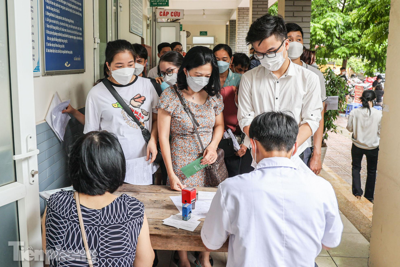 Người dân tập trung xếp hàng đăng ký tiêm mũi nhắc lại, mũi 3 và mũi 4. Người dân tập trung xếp hàng đăng ký tiêm mũi nhắc lại, mũi 3 và mũi 4.