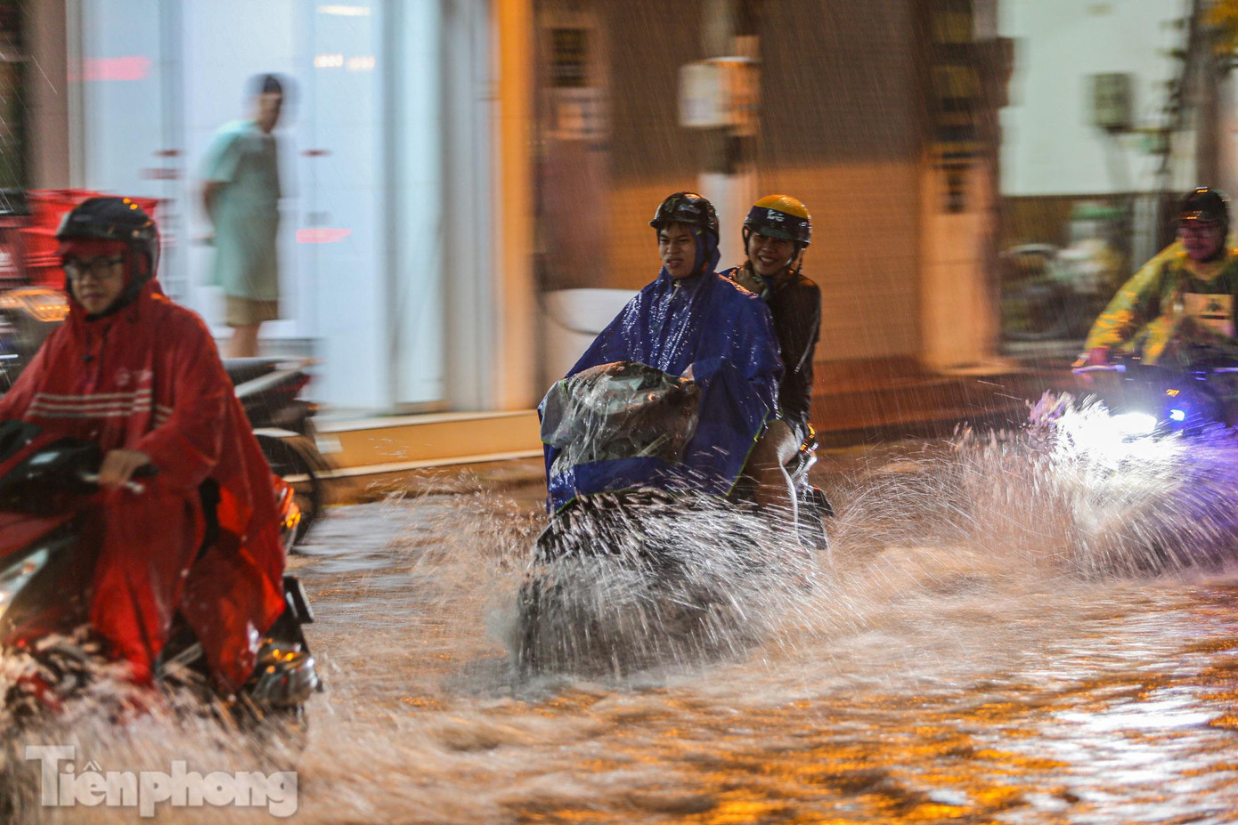 Nhiều tuyến phố Thủ đô nhanh chóng chìm trong biển nước.