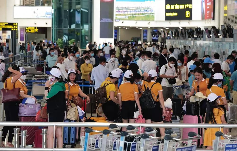 Trung bình những ngày đầu tháng 6/2022, sản lượng qua cảng đạt hơn 89.000 lượt khách/ngày Trung bình những ngày đầu tháng 6/2022, sản lượng qua cảng đạt hơn 89.000 lượt khách/ngày