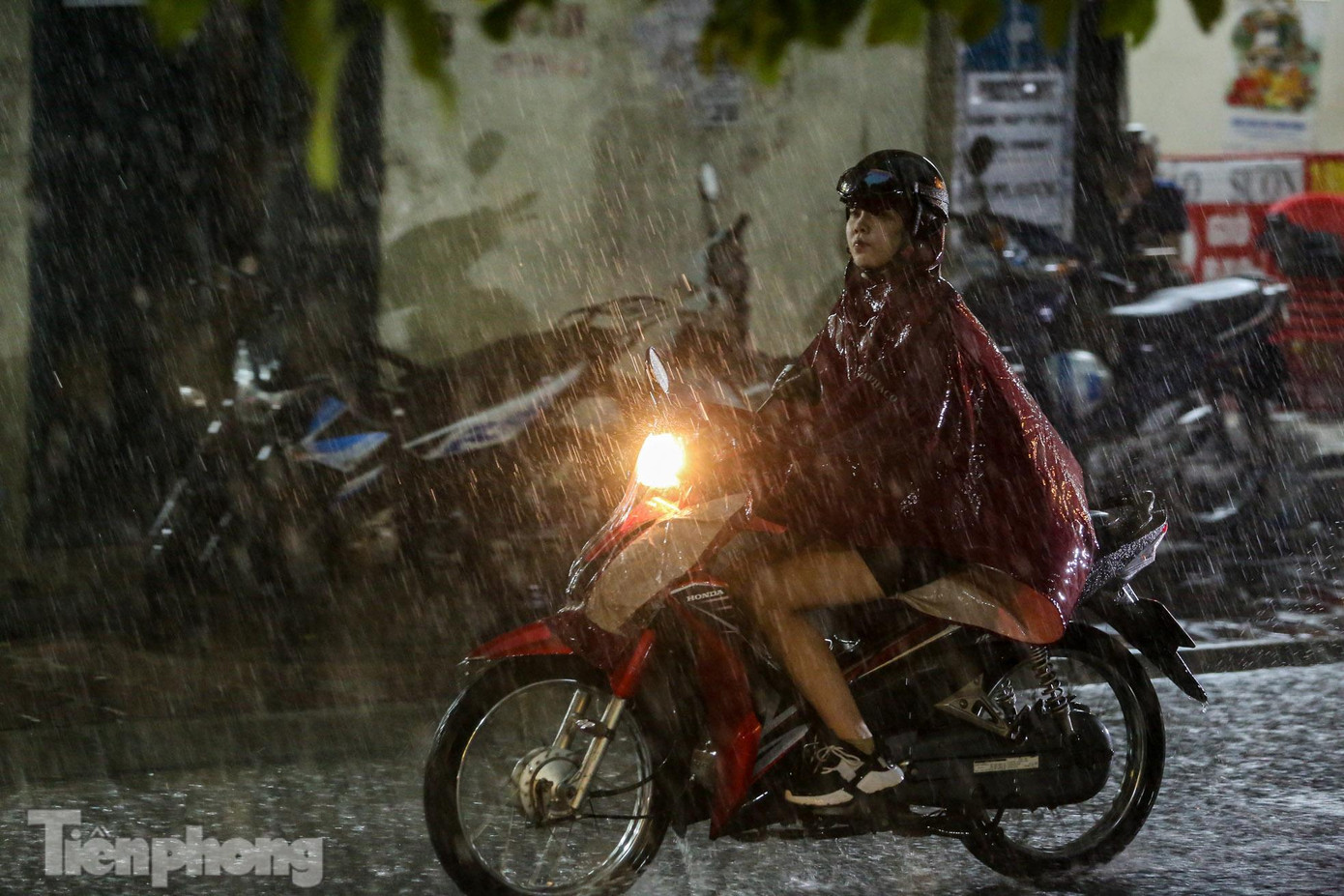 Khoảng 17h30 ngày hôm nay (5/7), bầu trời nhanh chóng tối sầm lại, cơn mưa lớn nhanh chóng đổ xuống khắp phố phường Hà Nội đúng giờ tan tầm khiến người dân Thủ đô chật vật về nhà.