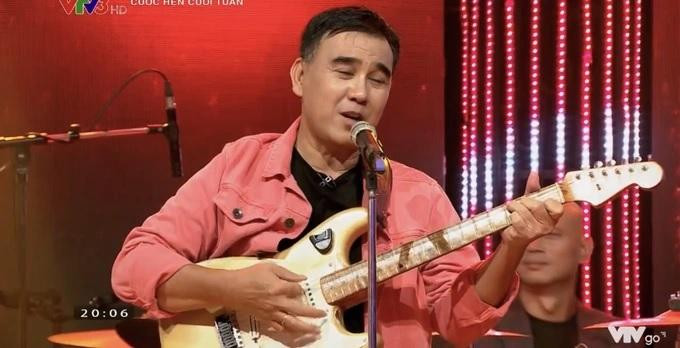 Sinh ra ở miền Tây, câu hò, điệu lý thẫm đẫm trong máu Quyền Linh. Xuất hiện tại sân khấu "Cuộc hẹn cuối tuần", Quyền Linh vừa đánh đàn guitar, vừa hát, BTV Long Vũ đánh trống đệm cho anh (Ảnh: Chụp màn hình).