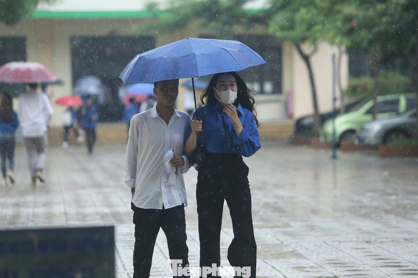 Dù trời mưa lớn, người ướt sũng nhưng các bạn áo xanh tình nguyện vẫn tươi cười động viên thí sinh Dù trời mưa lớn, người ướt sũng nhưng các bạn áo xanh tình nguyện vẫn tươi cười động viên thí sinh