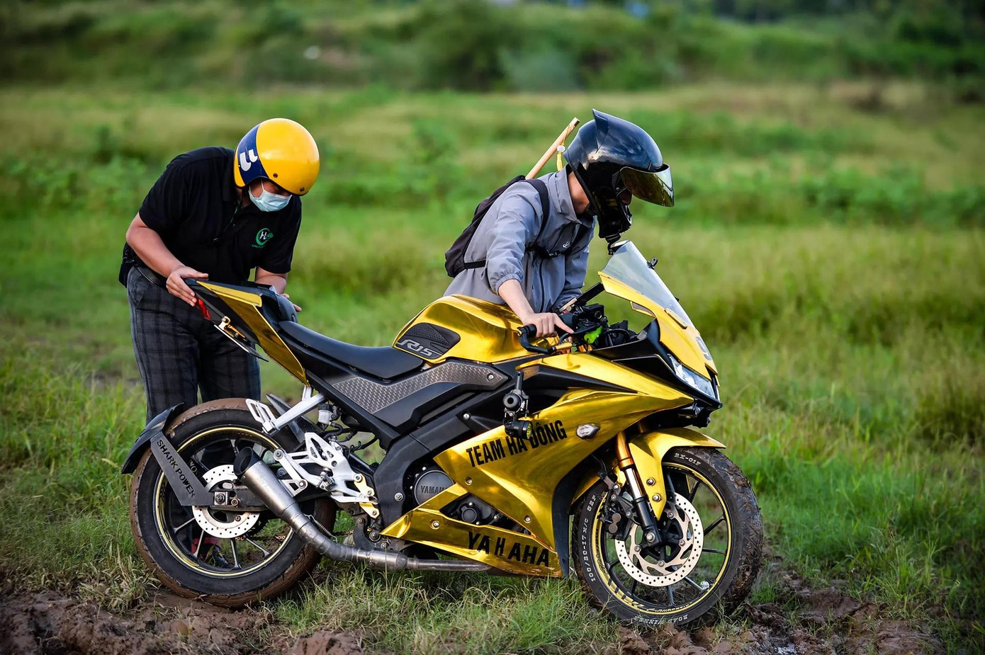 Những chiếc xe phân khối lớn lại càng khó khăn hơn khi di chuyển qua cung đường này. Anh Nguyễn Đình Phong (24 tuổi), chia sẻ: “Vì xe mình nặng, đi qua đây bị lún rất sâu và dễ trơn trượt. Cấu tạo lốp của xe ít vân, vốn chỉ chuyên đi đường trường chứ không đi đường đất như thế này”.