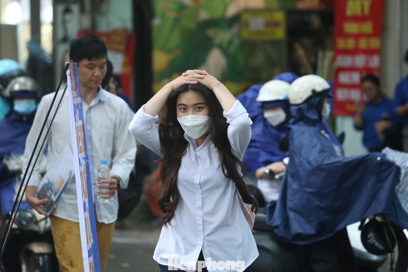 Chiều nay (7/7), gần 98.000 thí sinh trên địa bàn Hà Nội tiếp tục kỳ thi tốt nghiệp trung học phổ thông năm 2022 với môn thi thứ hai là Toán. Chiều nay (7/7), gần 98.000 thí sinh trên địa bàn Hà Nội tiếp tục kỳ thi tốt nghiệp trung học phổ thông năm 2022 với môn thi thứ hai là Toán.