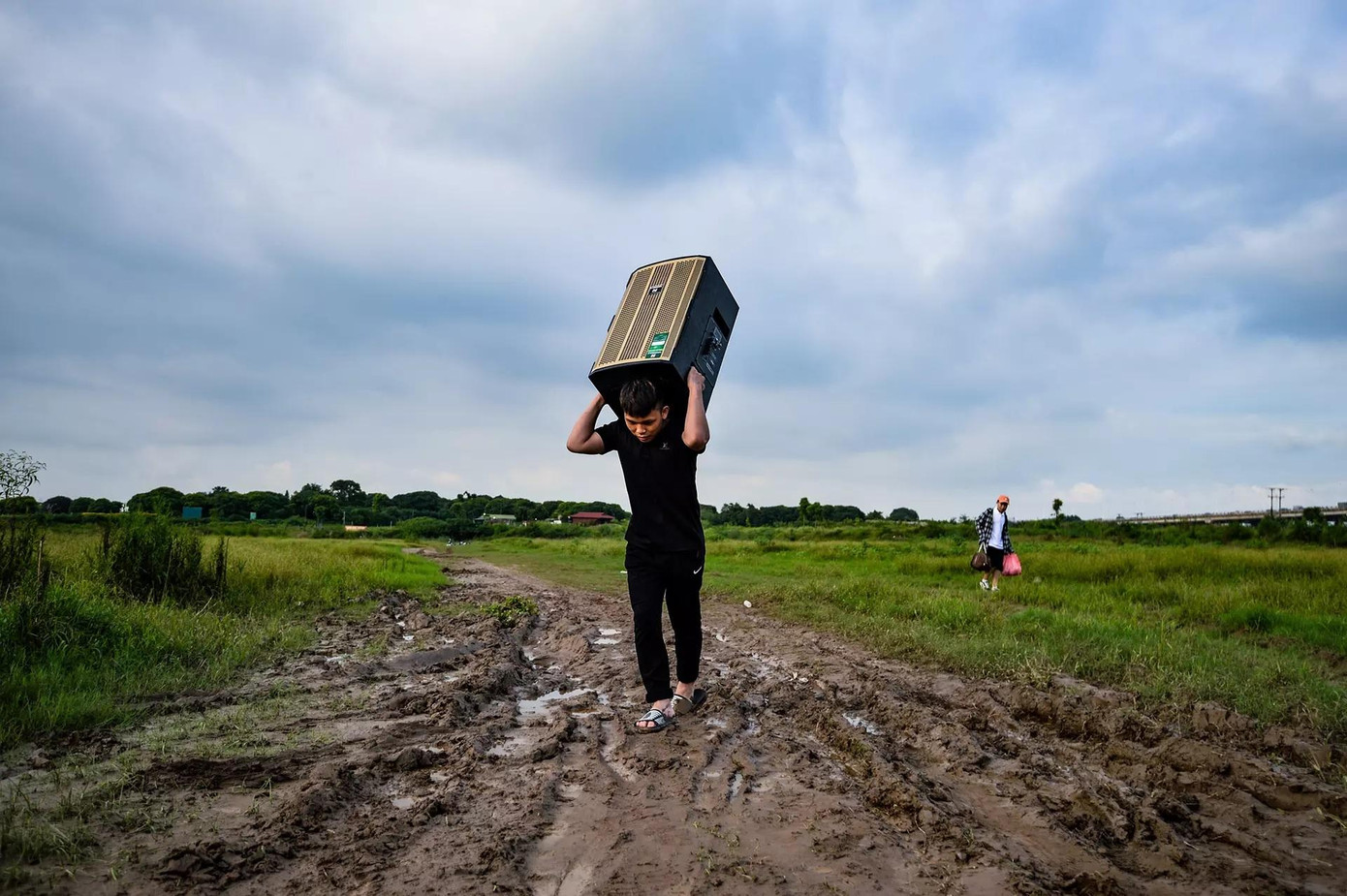 Đợt mưa vừa qua kéo dài khiến mặt đất ẩm ướt, lầy lội, để di chuyển đi lại khá dễ bị trơn trượt.