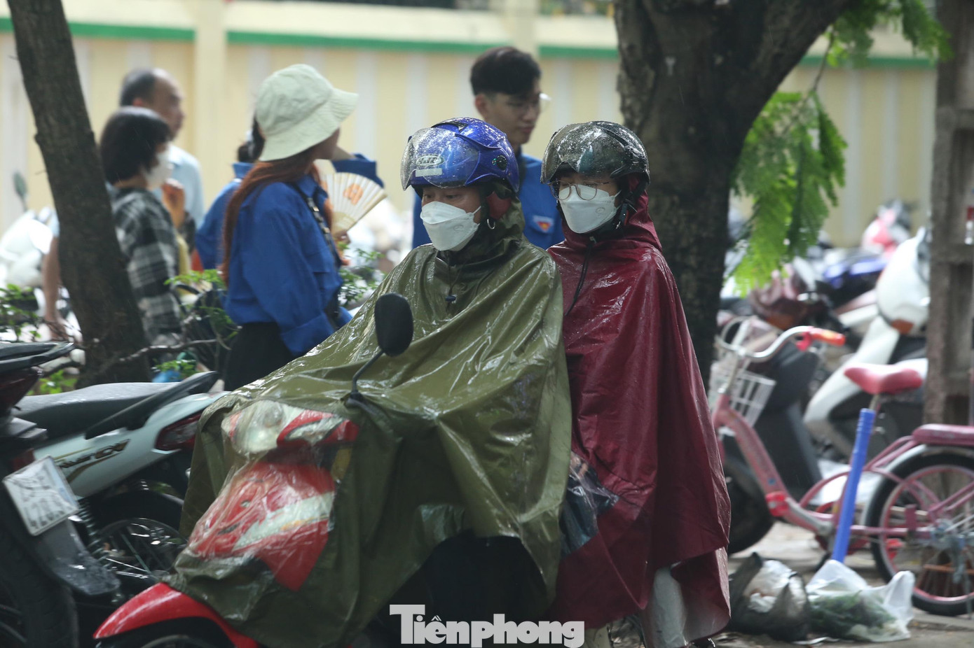 Học sinh và phụ huynh đều phải trang bị áo mưa, ô... để đến địa điểm thi, tuy nhiên chỉ có thể đến cổng. Học sinh và phụ huynh đều phải trang bị áo mưa, ô... để đến địa điểm thi, tuy nhiên chỉ có thể đến cổng.