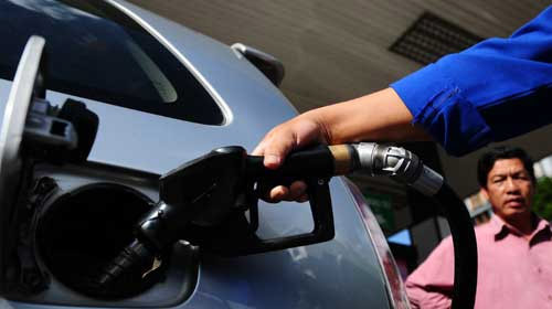Cả ôtô và xe máy đều có thể phải chịu thêm phí qua xăng. Ảnh: Thuận Thắng