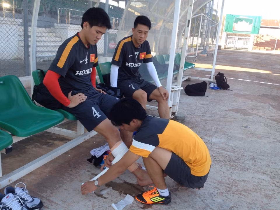 Các cầu thủ đang chấn thương được bác sĩ chăm sóc kỹ bên ngoài sân. Các cầu thủ đang chấn thương được chăm sóc kỹ bên ngoài sân