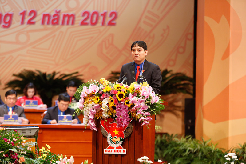 Anh Nguyễn Đắc Vinh trình bày báo cáo