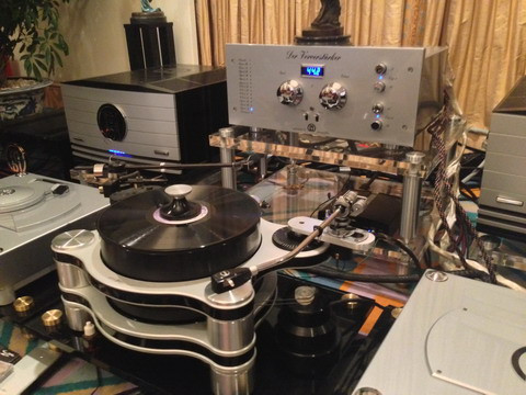 Muốn có một dàn âm thanh hi-end như trong hình, người mua sẽ phải bỏ ra không dưới 1 tỷ đồng