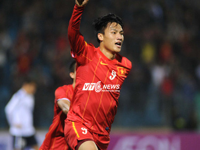 Tiền đạo Mạc Hồng Quân và bàn thắng đầu tiên ghi được trong màu áo ĐT Việt Nam (Ảnh: Quang Minh)