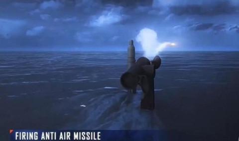 Khi bị máy bay săn ngầm phát hiện, nó không thèm bỏ chạy mà còn nổi lên đẩy hệ thống giá vũ khí lên mặt biển phóng tên lửa hạ thủ máy bay 