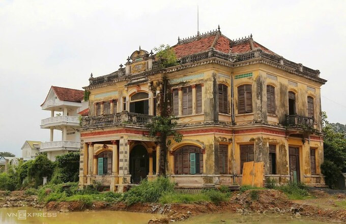 Theo đó, một là có thể nhờ “thần đèn” di dời vào bên trong và dành quỹ đất để biến khu vực này thành một điểm đến về văn hóa, du lịch. Hai là có thể “nắn” lại tuyến đường ra phía sông Đồng Nai. Bởi theo Kiến trúc sư Ngô Viết Nam Sơn việc bảo tồn di sản này nó có ý nghĩa rất lớn.