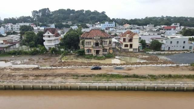 Theo ông Trần Quang Toại, Chủ tịch Hội khoa học lịch sử Đồng Nai, biệt thự cổ của Đốc phủ Võ Hà Thanh được xây dựng vào những năm cuối thế kỷ XIX đầu thế kỷ XX. Đây là ngôi nhà do ông Đốc phủ Võ Hà Thanh xây dựng cùng thời với Tòa bố Biên Hòa. Toàn bộ vật liệu kết cấu được nhập từ Pháp về. Đây là công trình khá là có ý nghĩa về giá trị lịch sử và văn hóa.