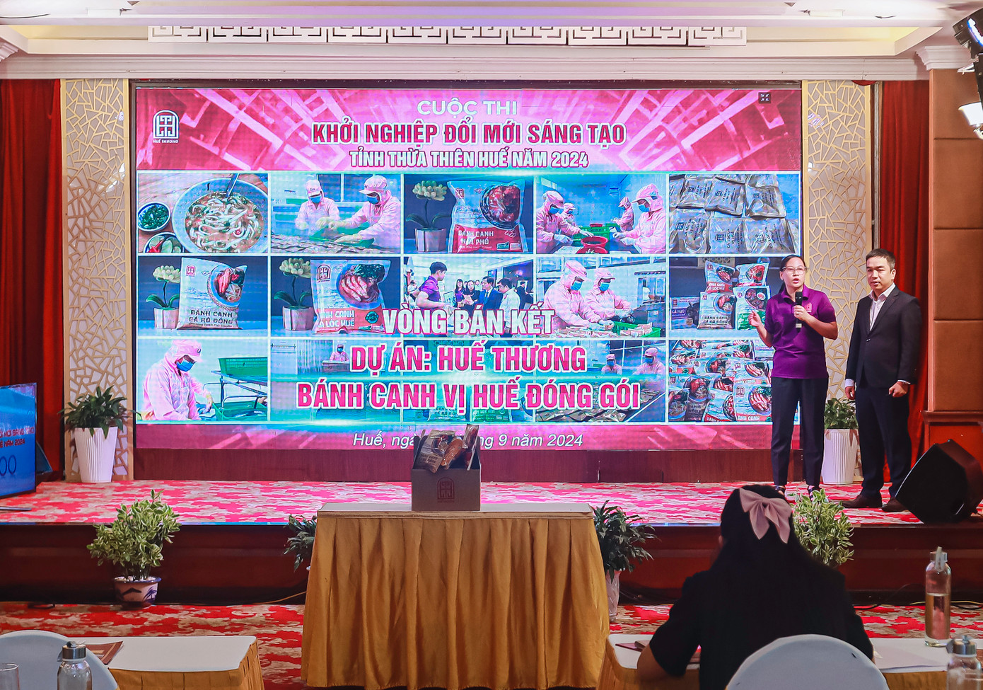 Chị Nguyên Hảo và anh Ngô Phước Tuần, Phụ trách Thương hiệu của Huế Thương chia sẻ trước Ban giám khảo Chị Nguyên Hảo và anh Ngô Phước Tuần, Phụ trách Thương hiệu của Huế Thương chia sẻ trước Ban giám khảo