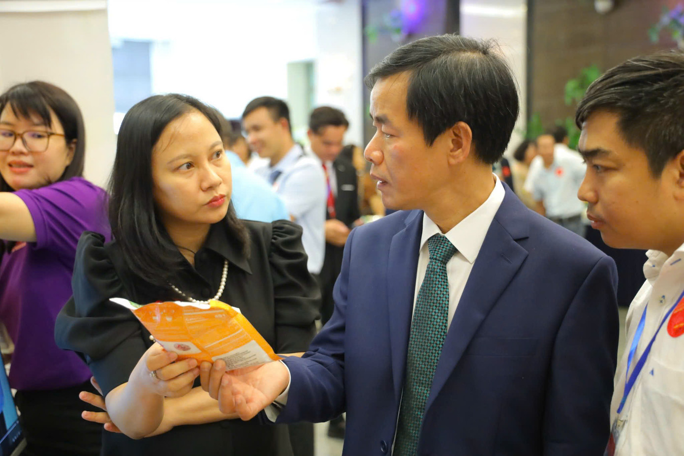 Phạm Lê Nguyên Hảo giới thiệu món bánh canh cá lóc Huế đóng gói với ông Nguyễn Văn Phương- Chủ tịch UBND Thừa Thiên Huế tại một chương trình giao thương của Hội đồng hương TT Huế tại TPHCM năm 2024 Phạm Lê Nguyên Hảo giới thiệu món bánh canh cá lóc Huế đóng gói với ông Nguyễn Văn Phương- Chủ tịch UBND Thừa Thiên Huế tại một chương trình giao thương của Hội đồng hương TT Huế tại TPHCM năm 2024