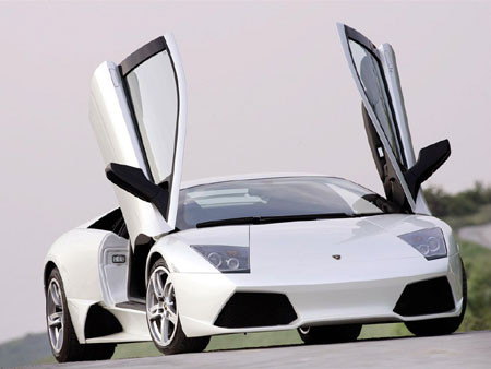 Lamborghini nổi tiếng về kiểu cửa cắt kéo mở lên trên 