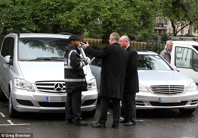 Dù cận vệ của bà đã giải thích song chiếc xe đỗ "chùa" của bà Clinton vẫn không được tha. Dù cận vệ của bà đã giải thích song chiếc xe đỗ