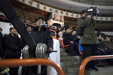 Cảnh ghi hình lễ khai mạc một cuộc thi trượt băng tại một sân băng ở Bình Nhưỡng ngày 15/2
