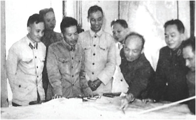 Đại tướng Võ Nguyên Giáp nghe Phó Tổng tham mưu trưởng quân chủng PK-KQ Phùng Thế Tài và các đồng chí trong Bộ Tư lệnh Quân chủng Phòng không - Không quân trình bày kế hoạch bảo vệ Hà Nội, chống địch tập kích đường không bằng B52 năm 1972 (ảnh lớn). Tướng quân Phùng Thế Tài và phu nhân (ảnh nhỏ). Ảnh: Xuân Ba