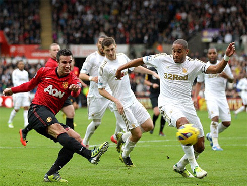 MU của Van Persie có phần đen đủi khi không thể giành trọn ba điểm trên sân Liberty