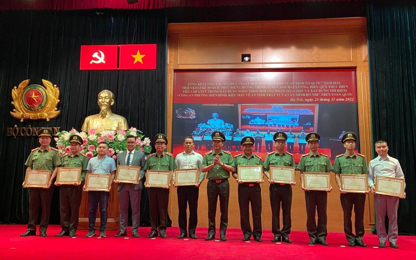Thứ trưởng Lê Quốc Hùng (giữa) đã trao Bằng khen của Bộ trưởng Bộ Công an cho các tập thể và cá nhân có thành tích xuất sắc trong công tác chỉ đạo, tham mưu tổ chức thực hiện “Ngày hội toàn dân bảo vệ an ninh Tổ quốc” năm 2022.