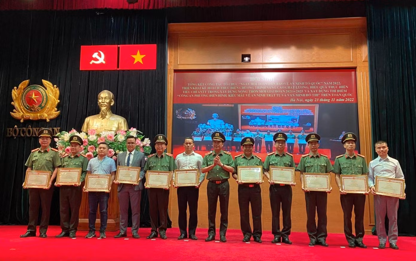 Thứ trưởng Lê Quốc Hùng (giữa) đã trao Bằng khen của Bộ trưởng Bộ Công an cho các tập thể và cá nhân có thành tích xuất sắc trong công tác chỉ đạo, tham mưu tổ chức thực hiện “Ngày hội toàn dân bảo vệ an ninh Tổ quốc” năm 2022. Thứ trưởng Lê Quốc Hùng (giữa) đã trao Bằng khen của Bộ trưởng Bộ Công an cho các tập thể và cá nhân có thành tích xuất sắc trong công tác chỉ đạo, tham mưu tổ chức thực hiện “Ngày hội toàn dân bảo vệ an ninh Tổ quốc” năm 2022.