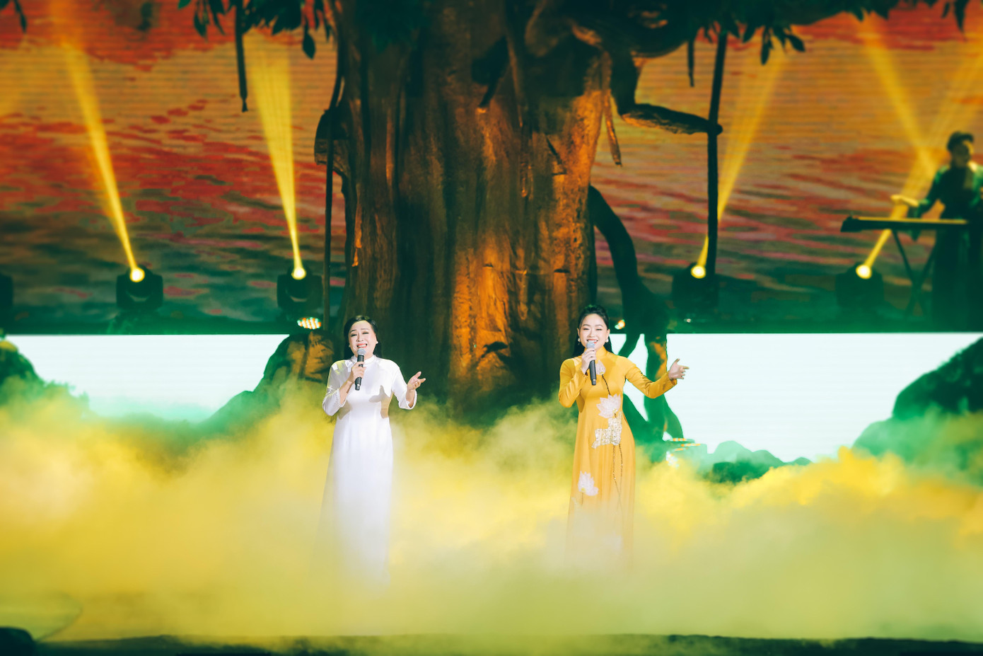 Con gái út của Cẩm Vân, Khắc Triệu vượt qua tai nạn kinh hoàng để tỏa sáng cùng mẹ ảnh 3 Con gái út của Cẩm Vân, Khắc Triệu vượt qua tai nạn kinh hoàng để tỏa sáng cùng mẹ ảnh 3