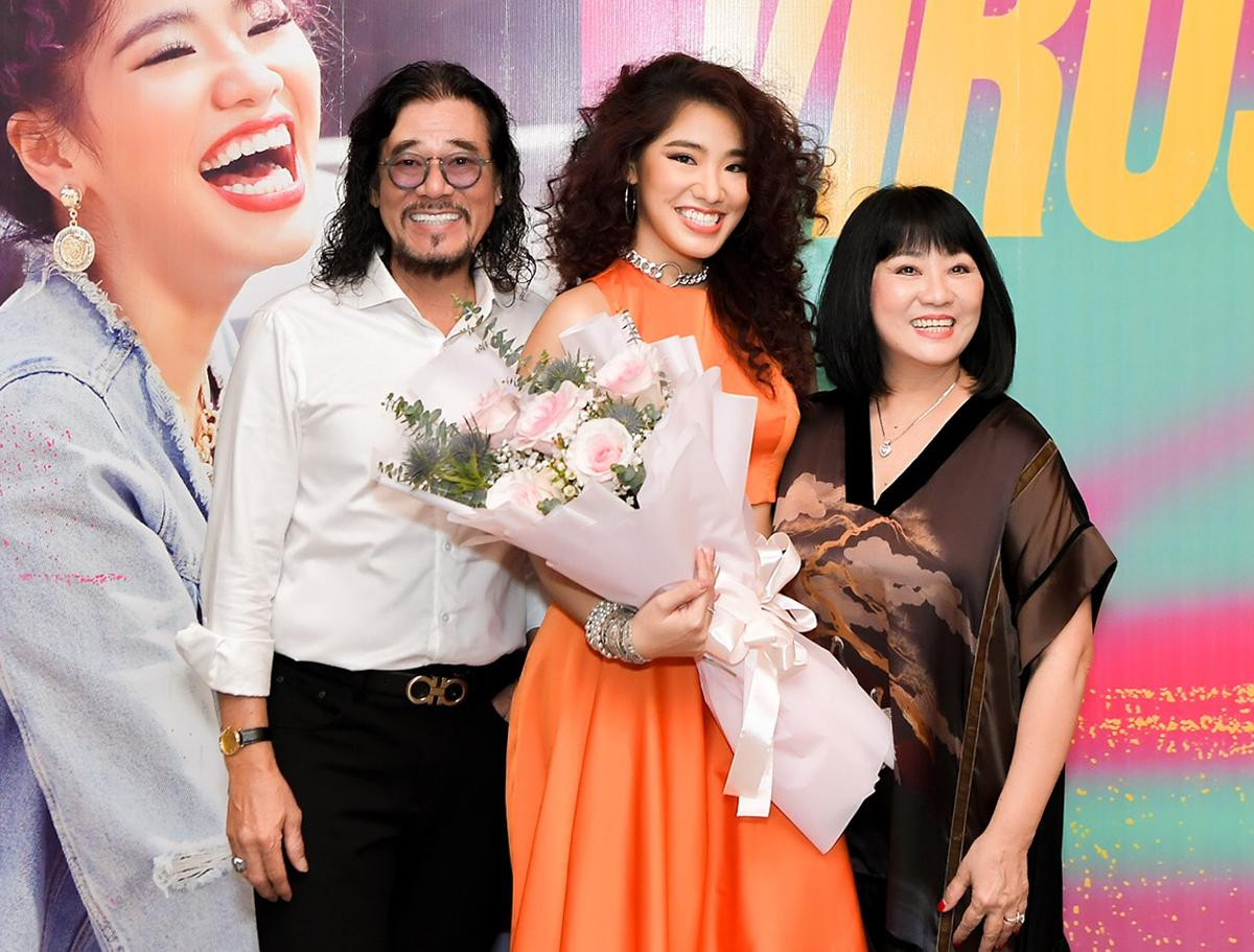 Ca sĩ Cẩm Vân và con gái CeCe Trương