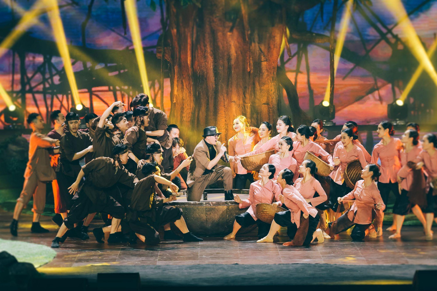 Ca sĩ Hà Lê xuất hiện ấn tượng với tiết mục Ra khơi. Ca sĩ Hà Lê xuất hiện ấn tượng với tiết mục Ra khơi.