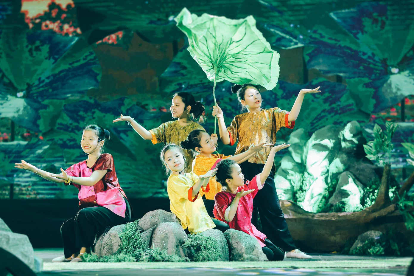 Các vũ công nhí chiếm trọn sự yêu thích của khán giả. Các vũ công nhí chiếm trọn sự yêu thích của khán giả.