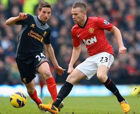 Joe Allen (trái) tranh bóng với Tom Cleverley của M.U