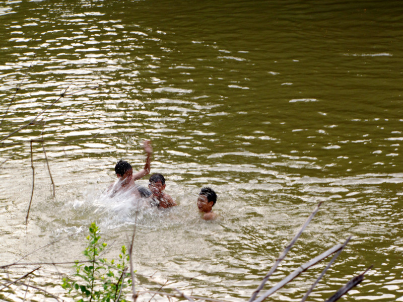 Trong khi không ít những em nhỏ khác chỉ có chiếc can nhựa, lốp ô tô, thậm chí không có gì vẫn ra sông tắm