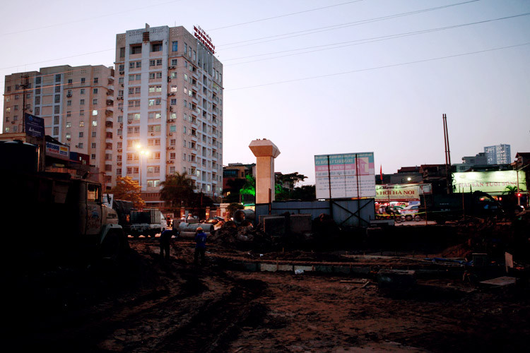 Sau khi nhận được mặt bằng vào đầu tháng 10/2013, đơn vị thi công đã tăng cường làm việc 3 ca để sớm thông xe. 