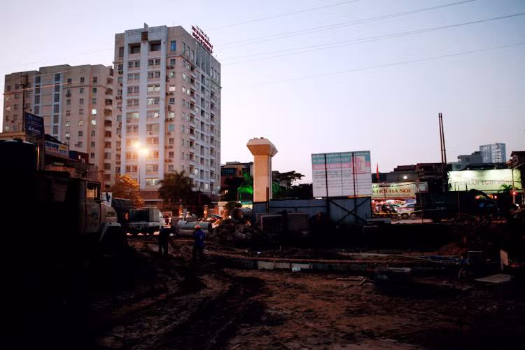 Sau khi nhận được mặt bằng vào đầu tháng 10/2013, đơn vị thi công đã tăng cường làm việc 3 ca để sớm thông xe. 