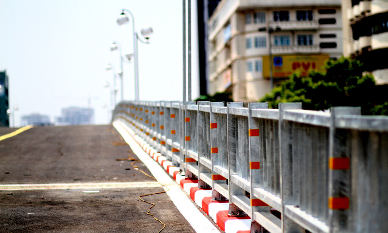 Lan can cầu làm bằng thép cũng đã được lắp đặt xong