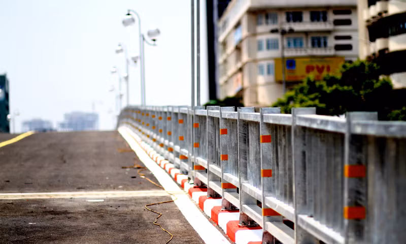 Lan can cầu làm bằng thép cũng đã được lắp đặt xong