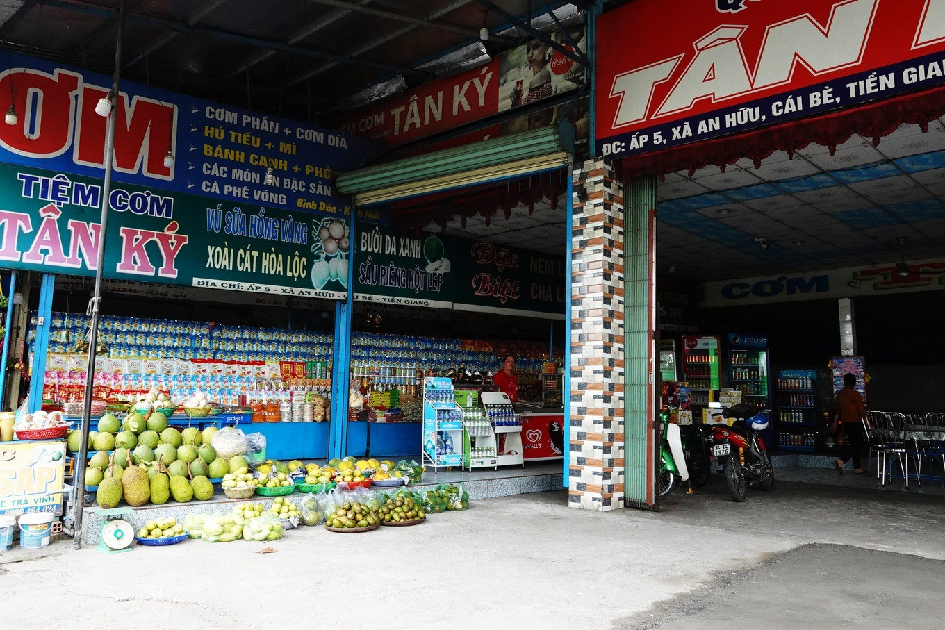 Nhiều tiểu thương buôn bán dọc quốc lộ 1 lo lắng vì cảnh ế ẩm (Ảnh: Bảo Kỳ).