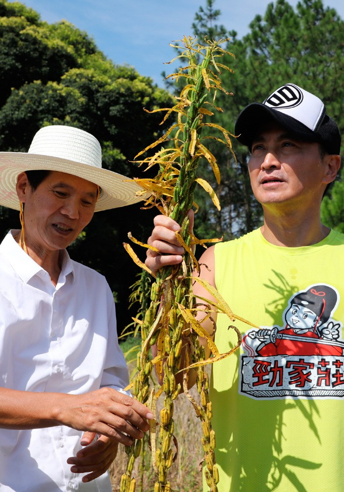 Hà Gia Kính được khen giữ được vẻ trẻ trung, phong độ ở tuổi 65. Tài tử từng nói không muốn lập gia đình, coi nhà máy như "con". Trên mạng xã hội, diễn viên thường cho thấy hình ảnh đời sống độc thân, vui vẻ. Hà Gia Kính được khen giữ được vẻ trẻ trung, phong độ ở tuổi 65. Tài tử từng nói không muốn lập gia đình, coi nhà máy như "con". Trên mạng xã hội, diễn viên thường cho thấy hình ảnh đời sống độc thân, vui vẻ.