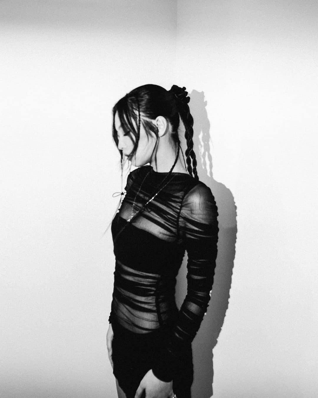 Nữ ca sĩ từng hợp tác với chủ nhân hit Starboy khi đóng trong dự án The Idol do HBO sản xuất năm 2023. Cũng chính vì diễn xuất và hình tượng trong bộ phim này, Jennie vướng tranh cãi, bị chỉ trích vì nội dung khiêu dâm.