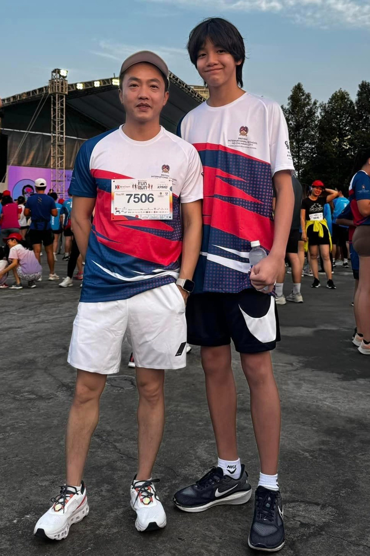 "Luôn cố gắng bên các con nhiều nhất có thể" - Cường Đô La chia sẻ hình ảnh nắm chặt tay con trai đi dạo trên đường phố. "Luôn cố gắng bên các con nhiều nhất có thể" - Cường Đô La chia sẻ hình ảnh nắm chặt tay con trai đi dạo trên đường phố.