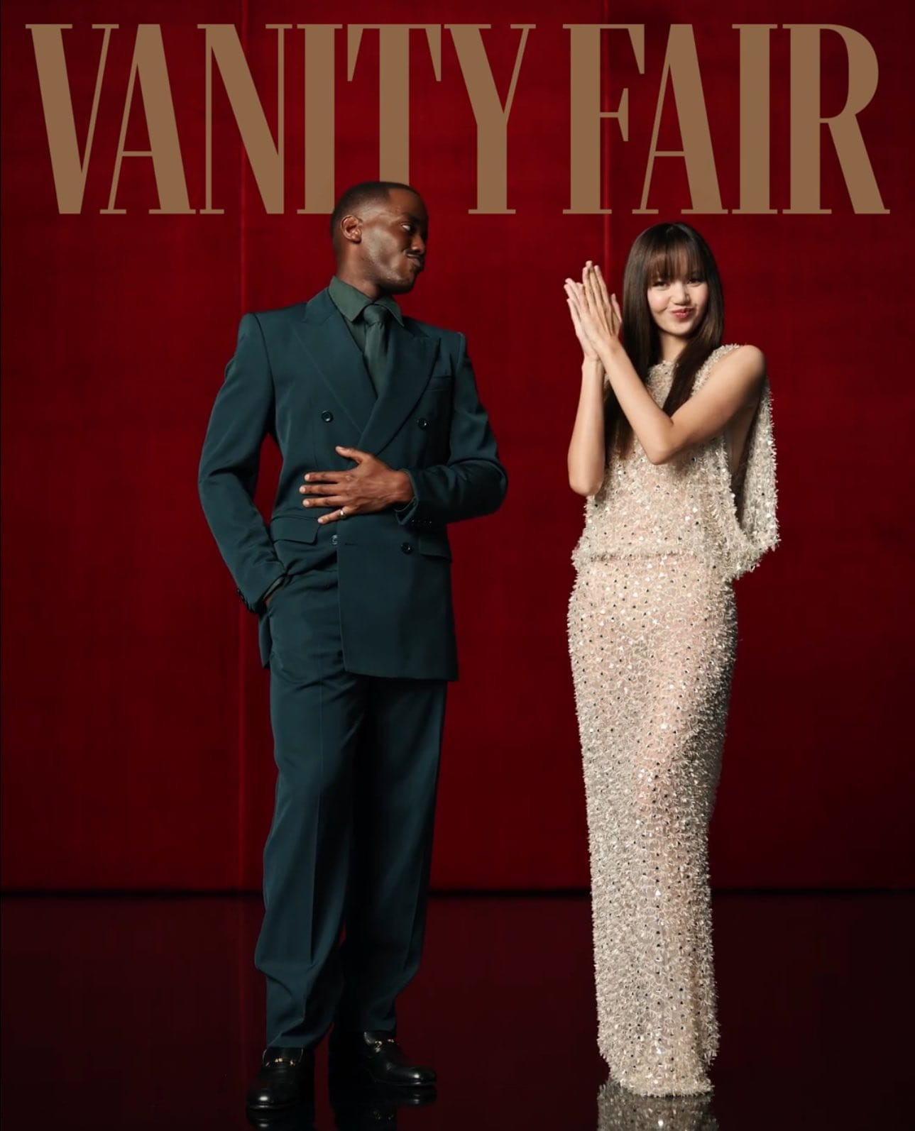 Lisa diện váy trắng xuyên thấu trên tạp chí Vanity Fair cùng dàn sao Hollywood. Lisa diện váy trắng xuyên thấu trên tạp chí Vanity Fair cùng dàn sao Hollywood.