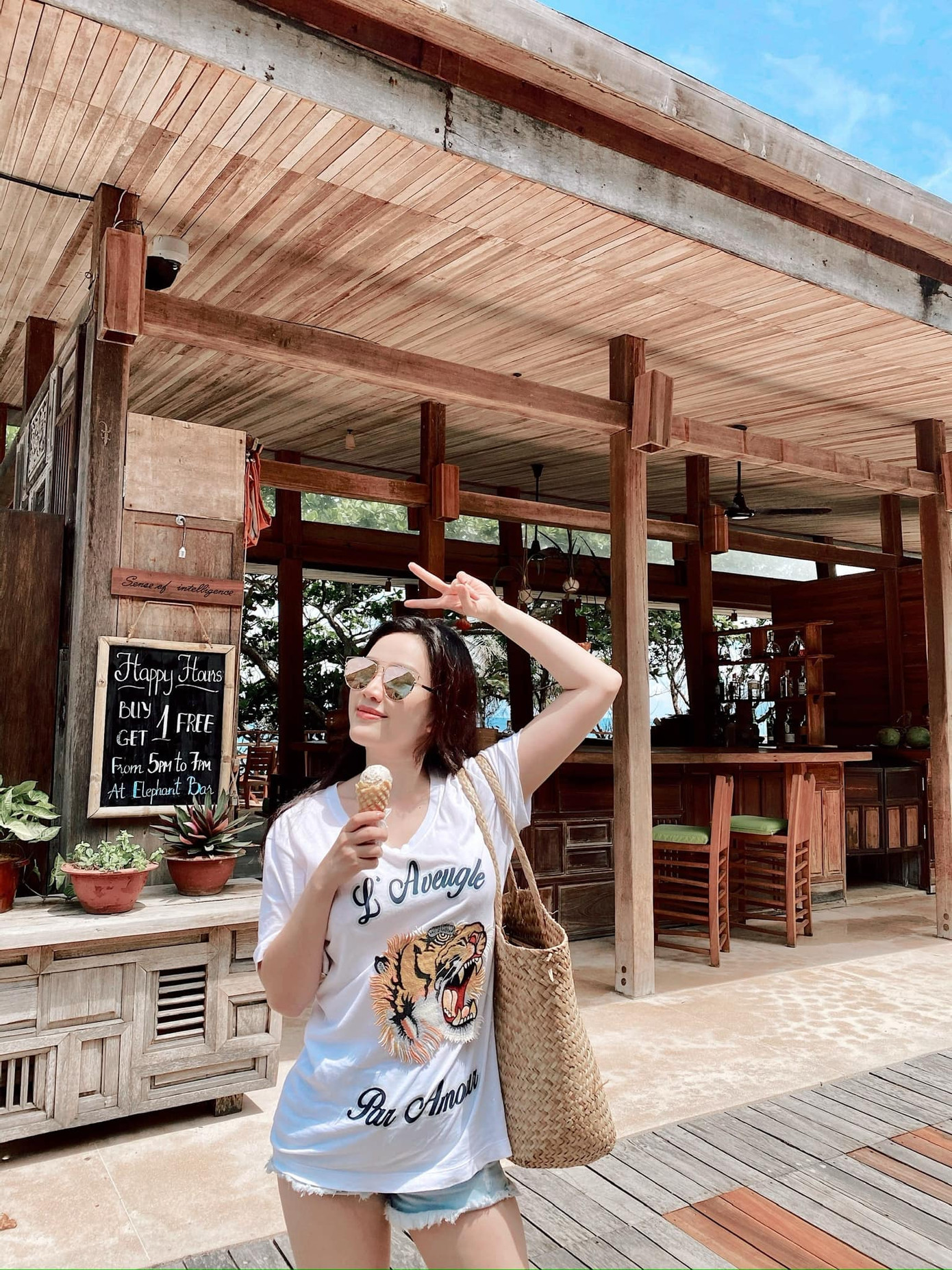 Bảo Thy đi biển giải nhiệt trong những ngày thời tiết nóng nực.