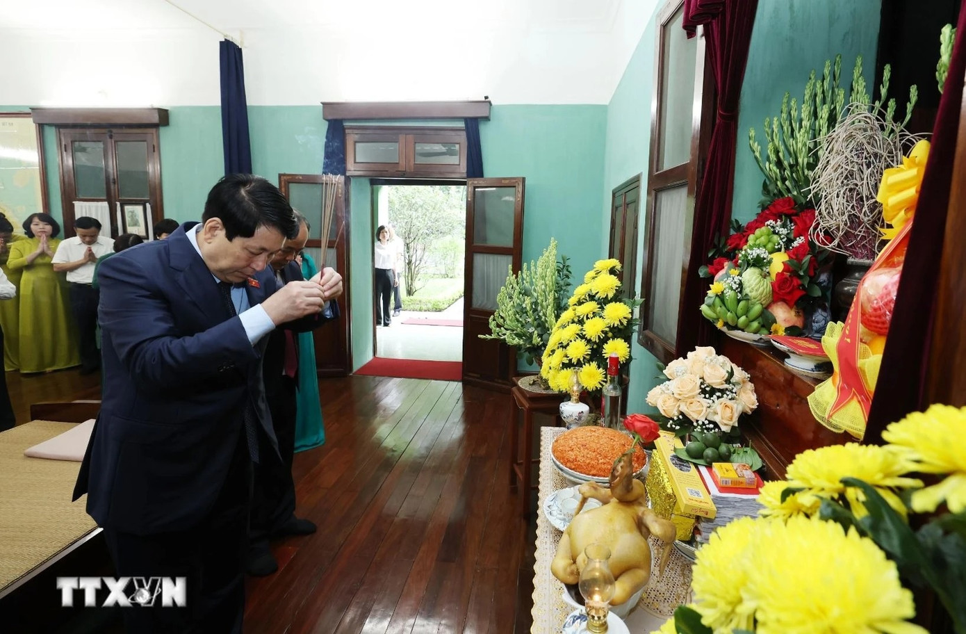 Chủ tịch nước Lương Cường dâng hương tưởng niệm Bác Hồ tại Nhà 67. Ảnh: Lâm Khánh/TTXVN.