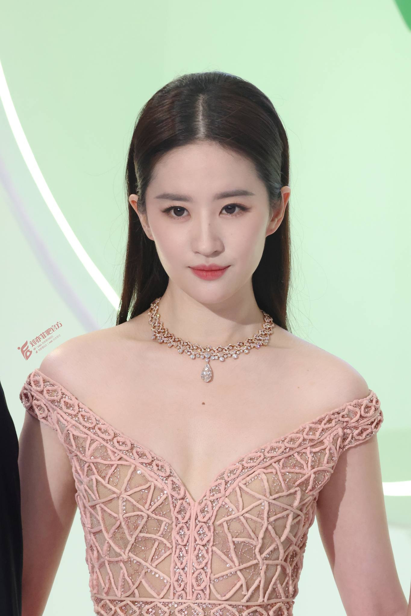 Lưu Diệc Phi trong sự kiện tối 28/6. Ảnh: Weibo. Lưu Diệc Phi trong sự kiện tối 28/6. Ảnh: Weibo.