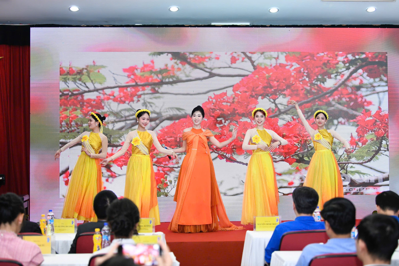 Tại sự kiện, nữ ca sĩ Hà Myo - Gương mặt trẻ Việt Nam tiêu biểu năm 2022 - mang đến những tiết mục đặc sắc khuấy động sân khấu Lễ trao giải.