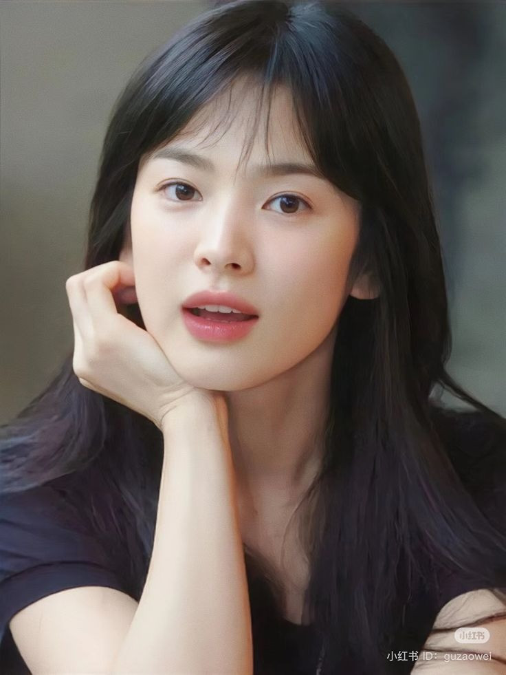Song Hye Kyo (trái) và Kim Min Hee xuất phát điểm là người mẫu, gây ấn tượng với hình ảnh trong sáng. Song Hye Kyo (trái) và Kim Min Hee xuất phát điểm là người mẫu, gây ấn tượng với hình ảnh trong sáng.